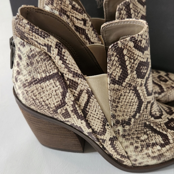 VINCE CAMUTO GRADINA Reptille skin Ankle Boots - Picture 4 of 15